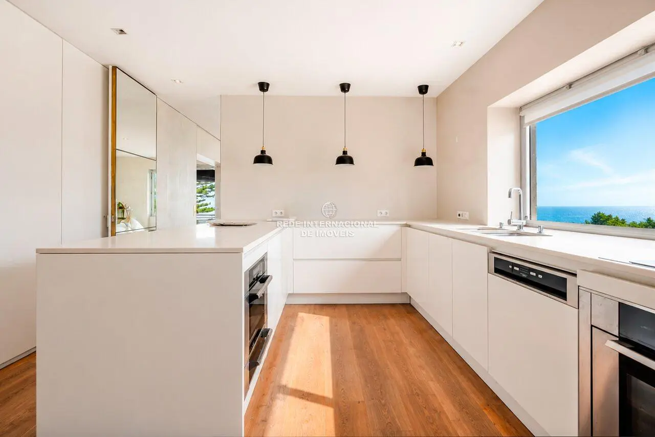 Cozinha; vista, eletrodomésticos, chão de madeira, luz natural, estilo moderno