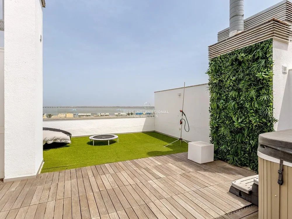 Terrazza; vista, luce naturale, pavimento in legno