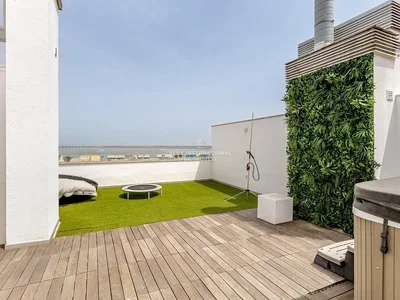 Terrazza; vista, luce naturale, pavimento in legno