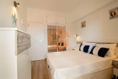 Schlafzimmer; holzboden, tageslicht