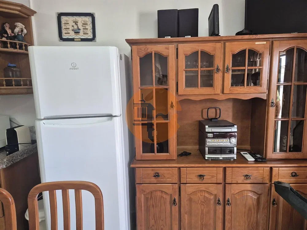 Cuisine; électroménager, poutres en bois, parquet