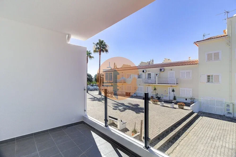 Balcone; vista, pavimento in piastrelle, luce naturale