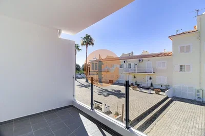 Balcone; vista, pavimento in piastrelle, luce naturale