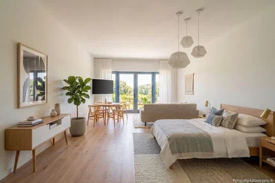 Ložnice; dřevěná podlaha, přirozené světlo, moderní styl
