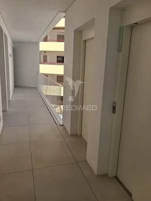 Balkon; fayans zemin, doğal ışık