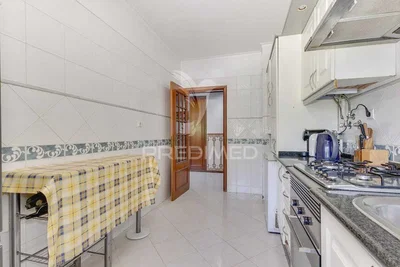 Кухиња; кухињски апарати, плочице, природно светло