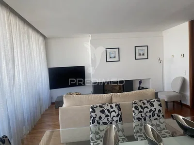 Salon; lumière naturelle, parquet, cheminée