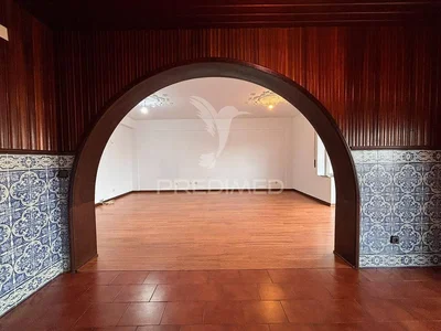 Autre; carrelage, poutres en bois