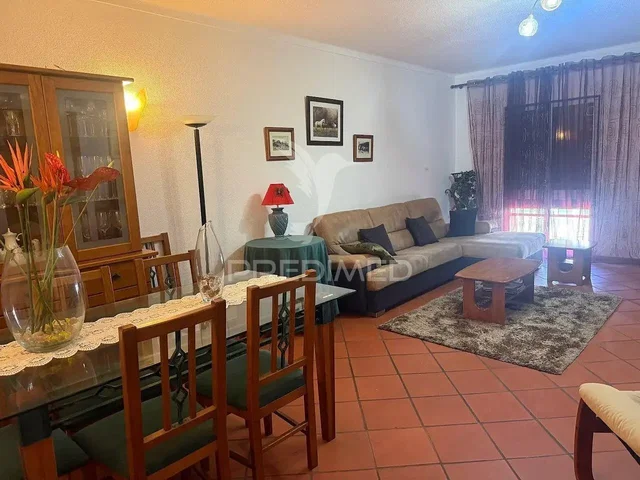 Salon; carrelage, lumière naturelle