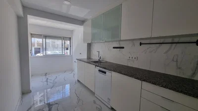 Kuhinja; kuhinjski aparati, pločice, prirodno svjetlo