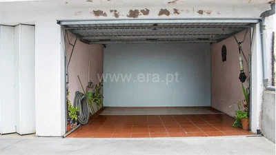 Cantina; pavimento in piastrelle