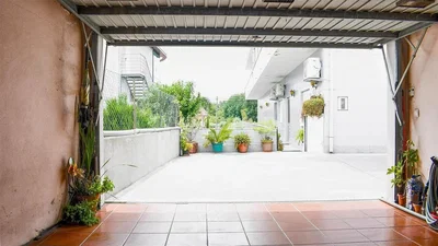 Terrazza; pavimento in piastrelle, luce naturale, vista