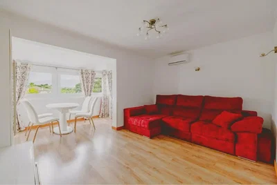 Sala de estar; luz natural, chão de madeira