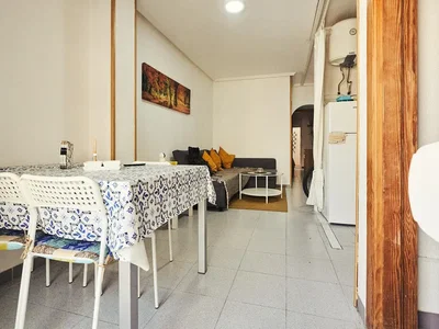 Salon; carrelage, lumière naturelle