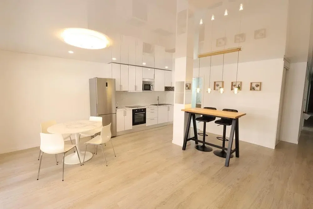 Cuisine; électroménager, parquet, lumière naturelle