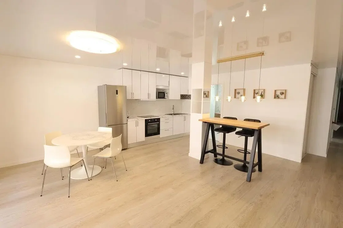 Cuisine; électroménager, parquet, lumière naturelle