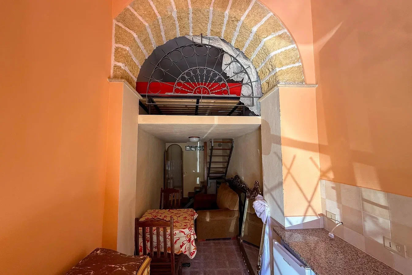 Wohnzimmer; tageslicht, renovierungsbedürftig