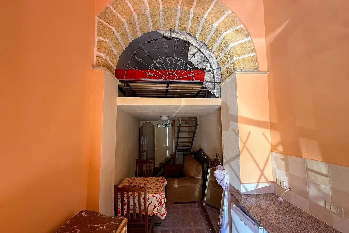 Wohnzimmer; tageslicht, renovierungsbedürftig