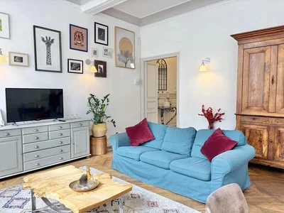 Woonkamer; houten vloer, natuurlijk licht, rustieke stijl