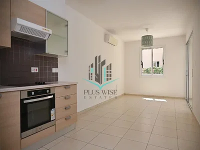 Cucina; elettrodomestici, pavimento in piastrelle, luce naturale