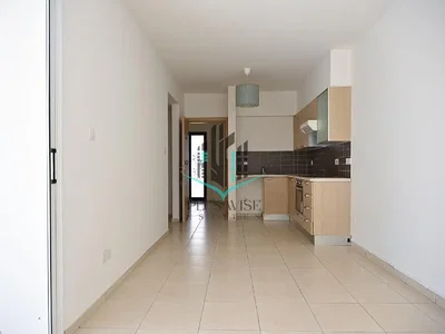 Cucina; pavimento in piastrelle, elettrodomestici, luce naturale