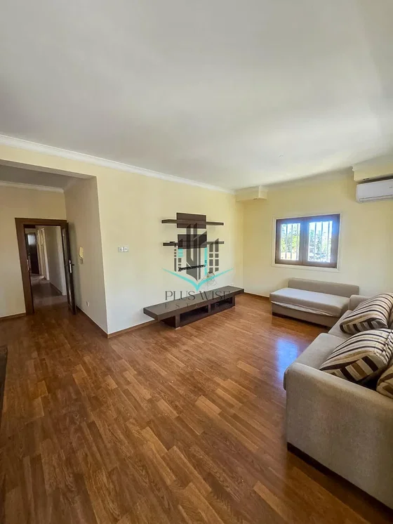غرفة معيشة; أرضية خشبية, ضوء طبيعي