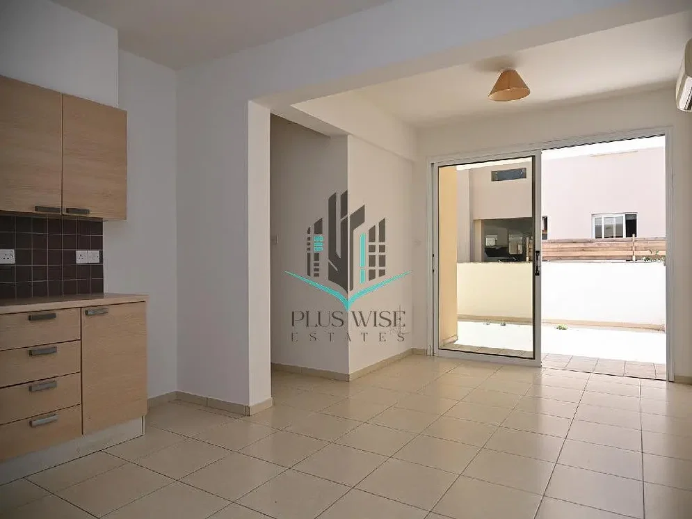 Cucina; pavimento in piastrelle, elettrodomestici
