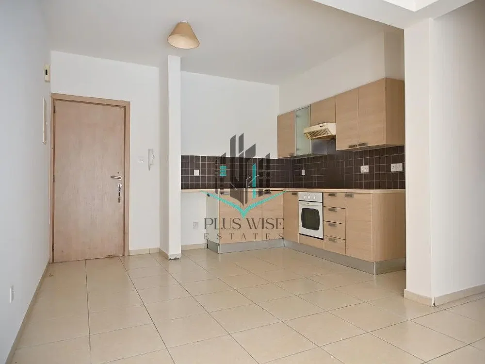 Cucina; pavimento in piastrelle, elettrodomestici