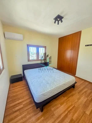 Camera da letto; pavimento in legno, luce naturale