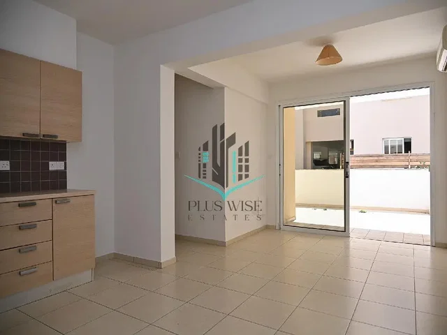 Cucina; pavimento in piastrelle, elettrodomestici, luce naturale