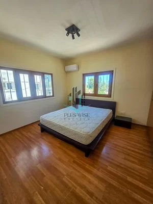 Camera da letto; pavimento in legno, luce naturale
