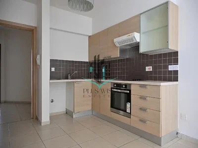 Cucina; pavimento in piastrelle, elettrodomestici