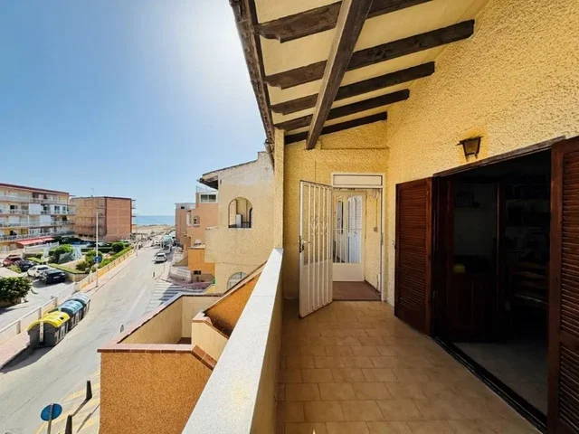 Balcone; pavimento in piastrelle, vista, luce naturale