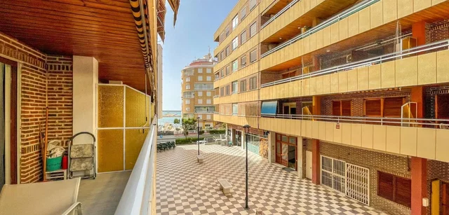 Balcone; vista, pavimento in piastrelle