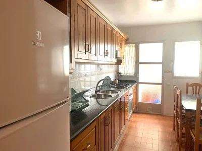 Cuisine; électroménager, carrelage, lumière naturelle