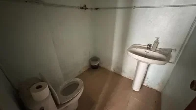 Τουαλέτα; πλακάκια, χρειάζεται ανακαίνιση, φυσικό φως
