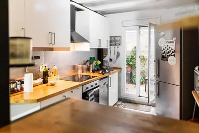 Cucina; elettrodomestici, luce naturale, vista