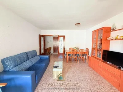Dnevni boravak; pločice, prirodna svjetlost, moderan stil