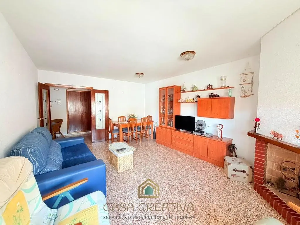Dnevni boravak; kamin, prirodna svjetlost
