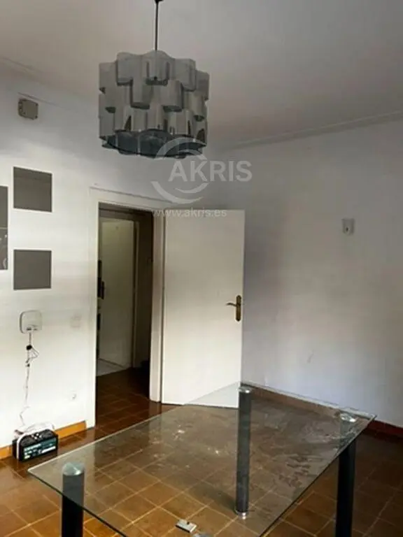 Dnevni boravak; potrebna renovacija, pločice, prirodna svjetlost