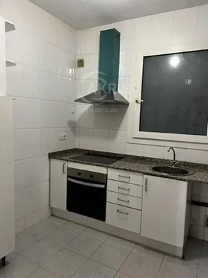 Kuhinja; kućanski aparati, pločice, potrebna renovacija