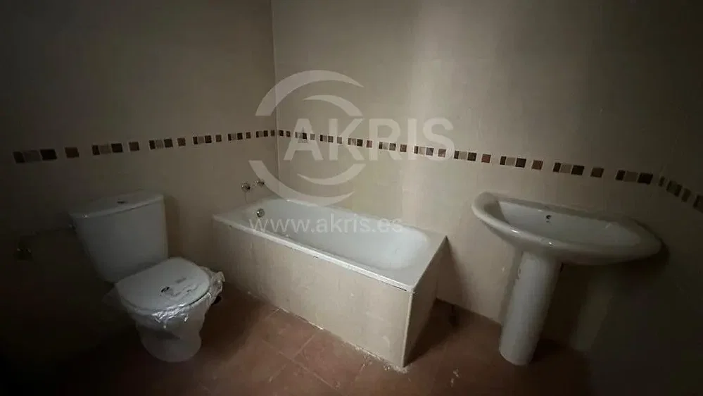 Kupaonica; pločice, potrebna renovacija, tmračna unutrašnjost