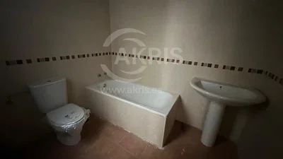 Kupaonica; pločice, potrebna renovacija, tmračna unutrašnjost