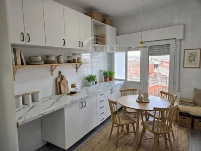 Kuhinja; kućanski aparati, pogled, prirodna svjetlost, moderan stil