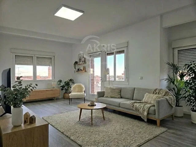 Woonkamer; natuurlijk licht, houten vloer, moderne stijl