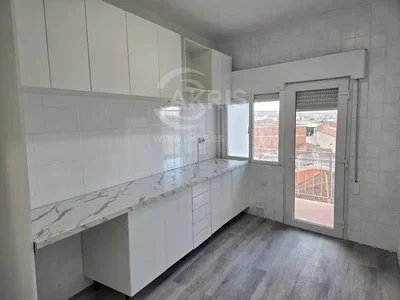 Kuhinja; kućanski aparati, pogled, prirodna svjetlost, pločice, renoviran