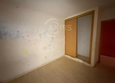 Spavaća soba; potrebna renovacija, pločice