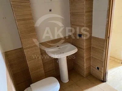Toalet; pločice, potrebna renovacija