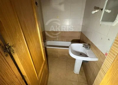 Toalet; potrebna renovacija, pločice