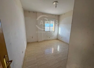 Ostale; pločice, potrebna renovacija, prirodna svjetlost